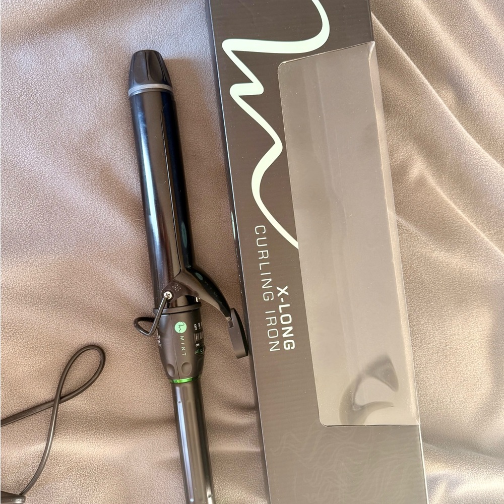 Mint X-Long Curling Iron in Black